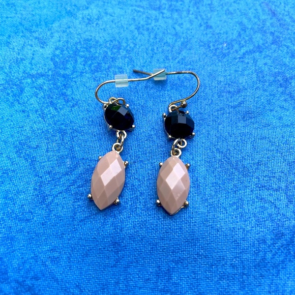 Costume jewelry earrings - Picture 1 of 1